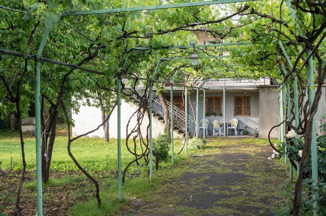 Gvirilas Sakhli Guest House Khashuri Eksteriør bilde